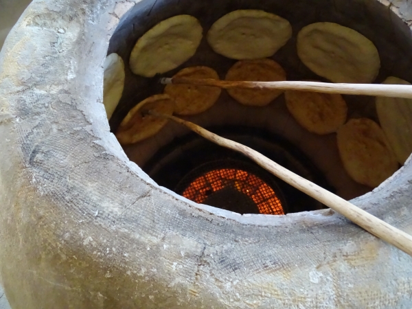 Georgische Teigwaren; Tone - Tongefäß zum Brotbacken