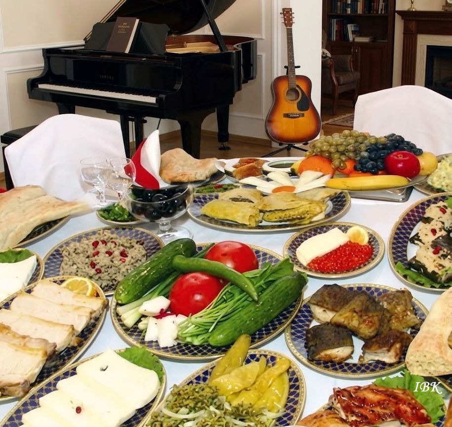 Ein festlich gedeckter Tisch mit traditionellen georgischen Speisen