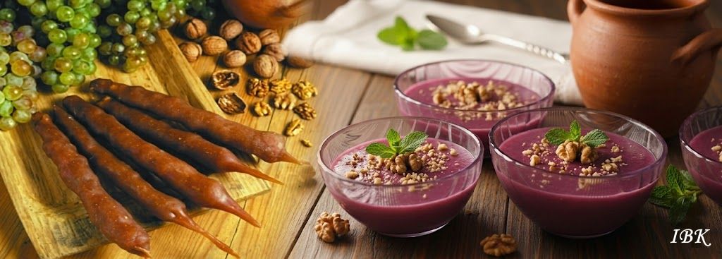 Georgische Dessert: Tschurtschchela und Pelamuschi.