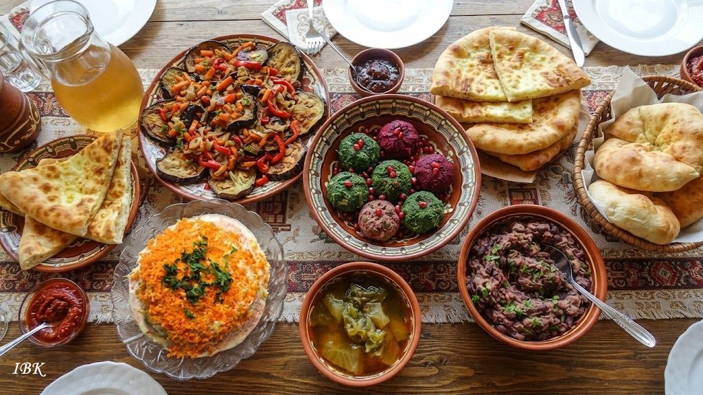 Georgische vegetarische Gerichte auf gedecktem Tisch mit Chachapuri, Pchali, Auberginen und Bohnen